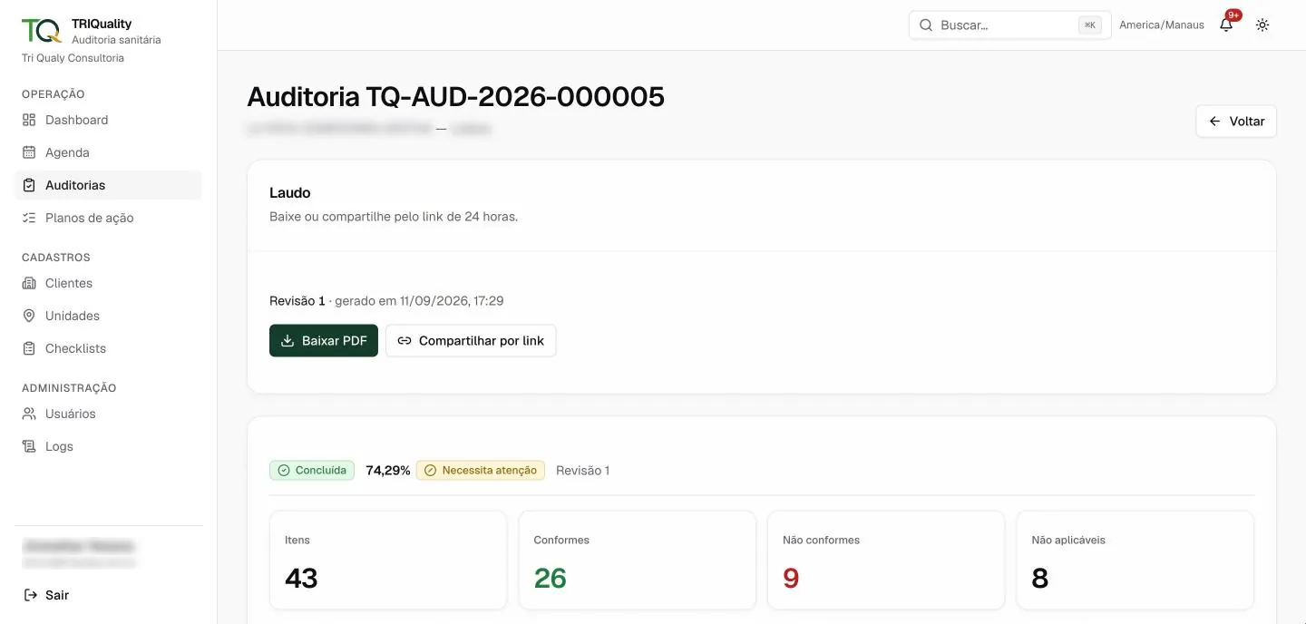 Tela do sistema Tri Qualy Audit com o laudo de uma auditoria: botões Baixar PDF e Compartilhar por link, pontuação de 74,29% e contagem de 43 itens, 26 conformes, 9 não conformes e 8 não aplicáveis
